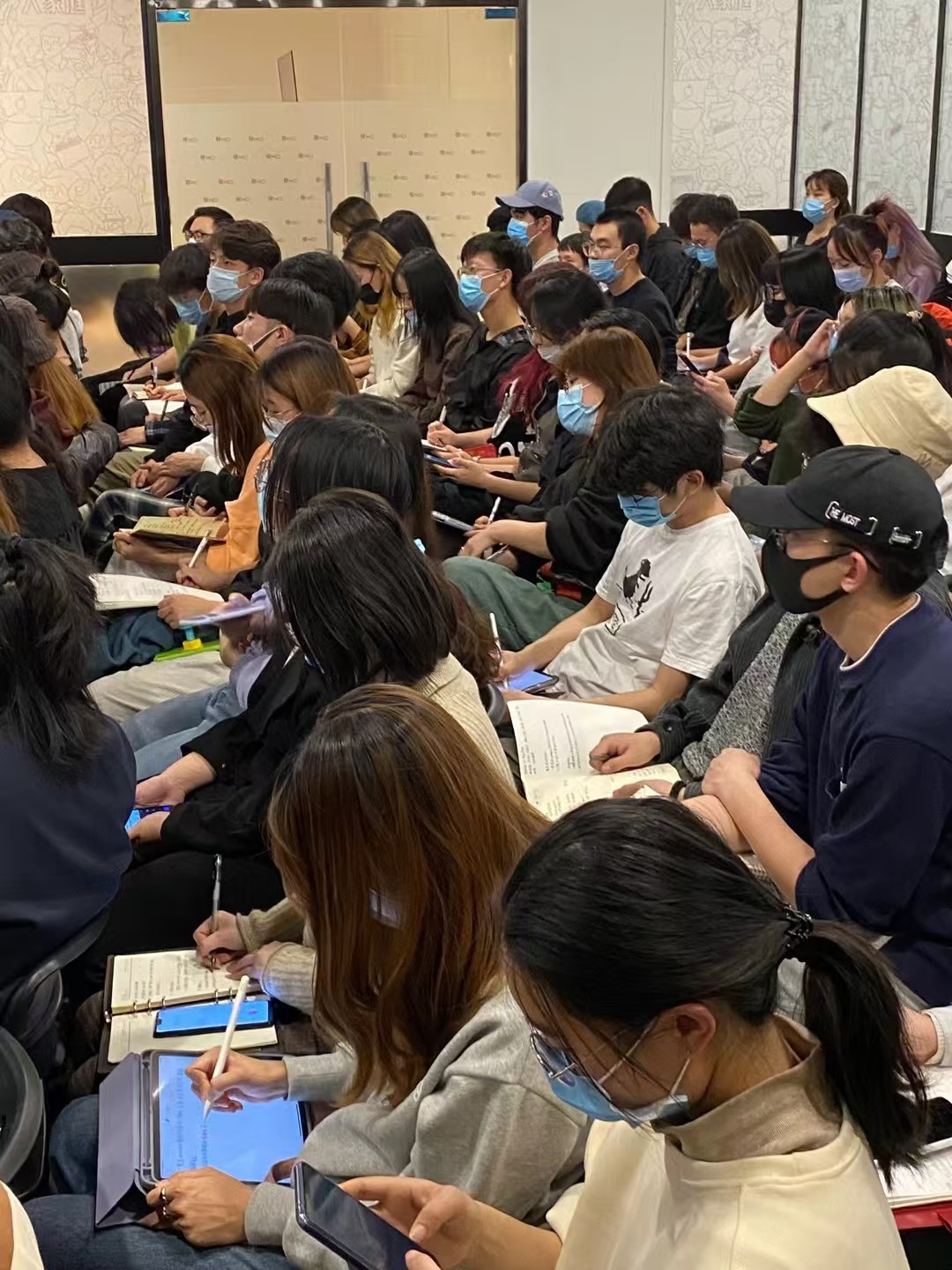 学员在课堂中听讲,用笔记本和平板记录