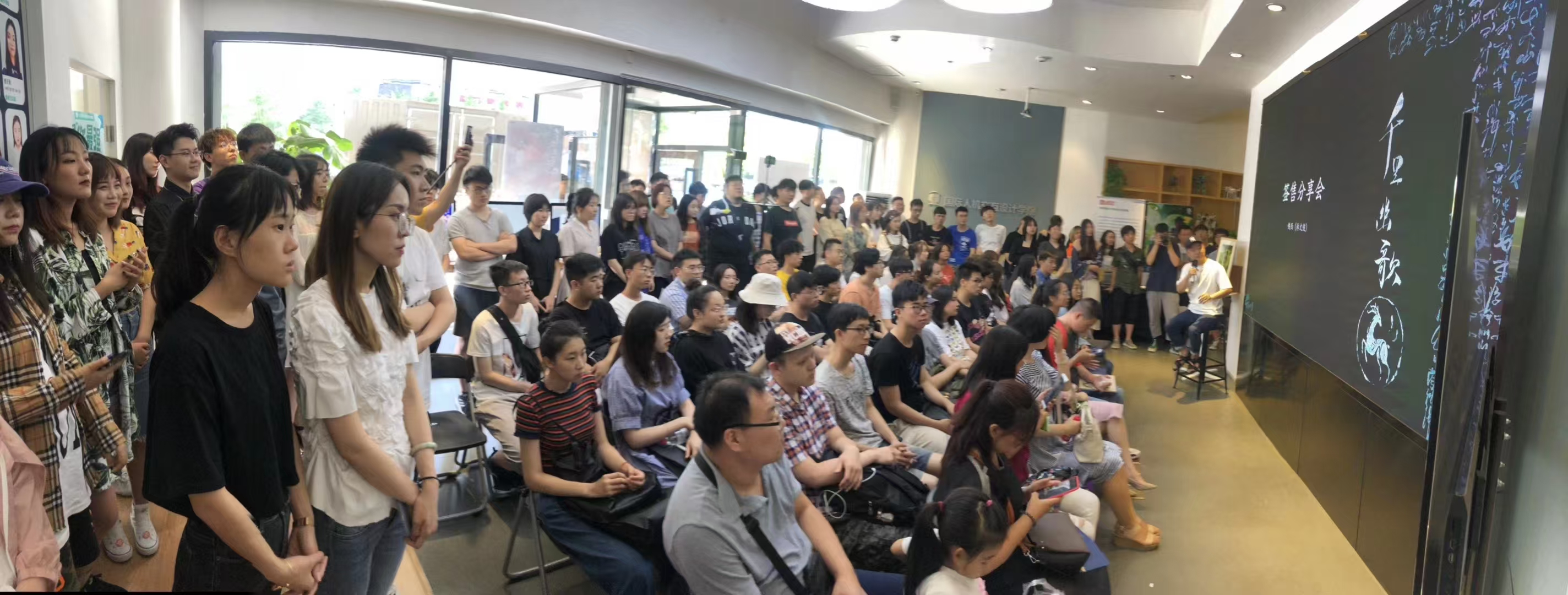 线下分享会现场,学员围坐听讲