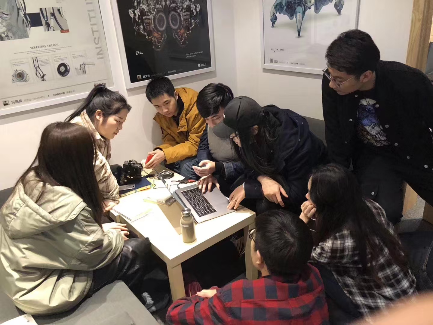 学员围绕电脑开展小组项目讨论