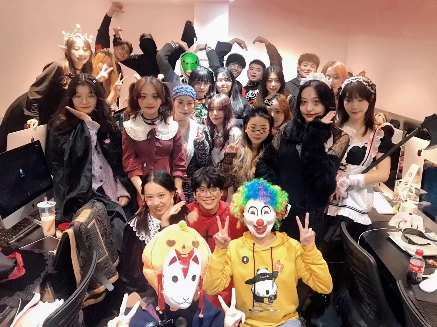 学员穿着活动服装在教室合影